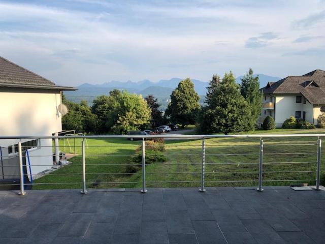 Velden View Ferienwohnung Mit Grosser Sonnenterrasse Und See- Und Karawankenblick Velden am Wörthersee Dış mekan fotoğraf